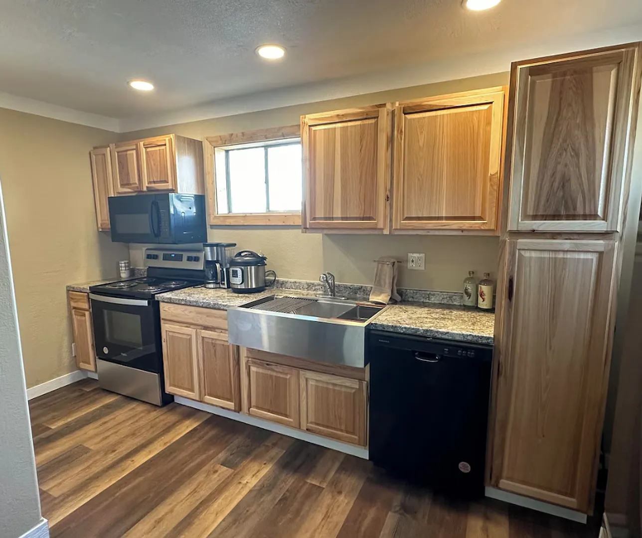 Full Furnished 2b/1b — Photo 1
