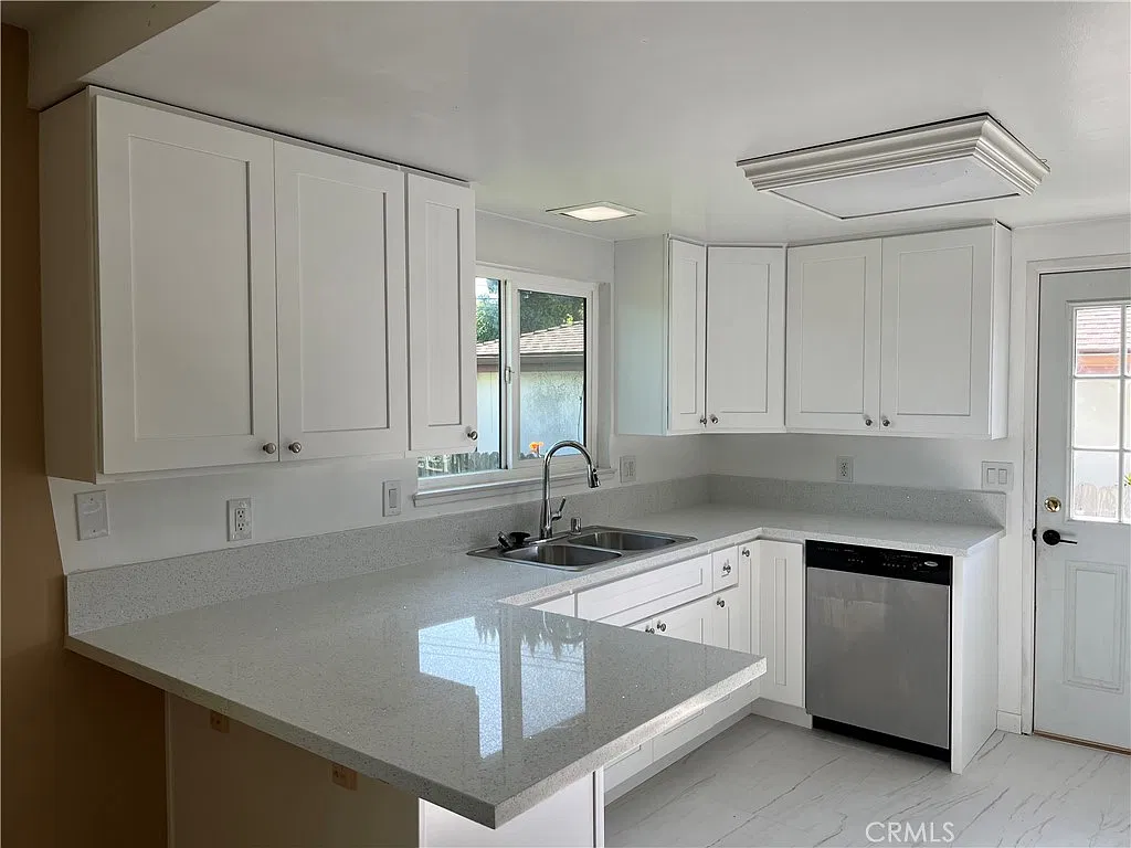 4 bed, 2.5 bath, 1860 sqft, $5,500 — Photo 4