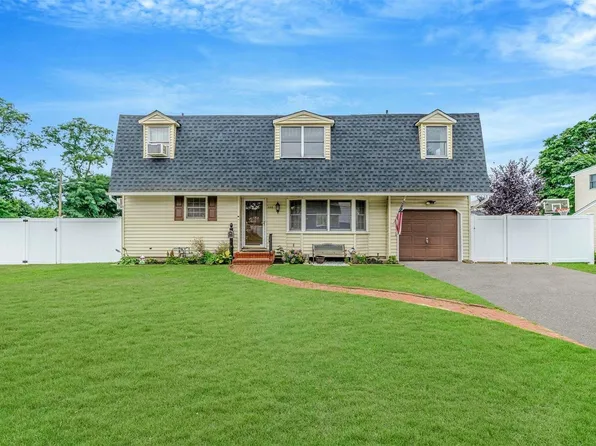 358 15th Street, West Babylon, NY 11704