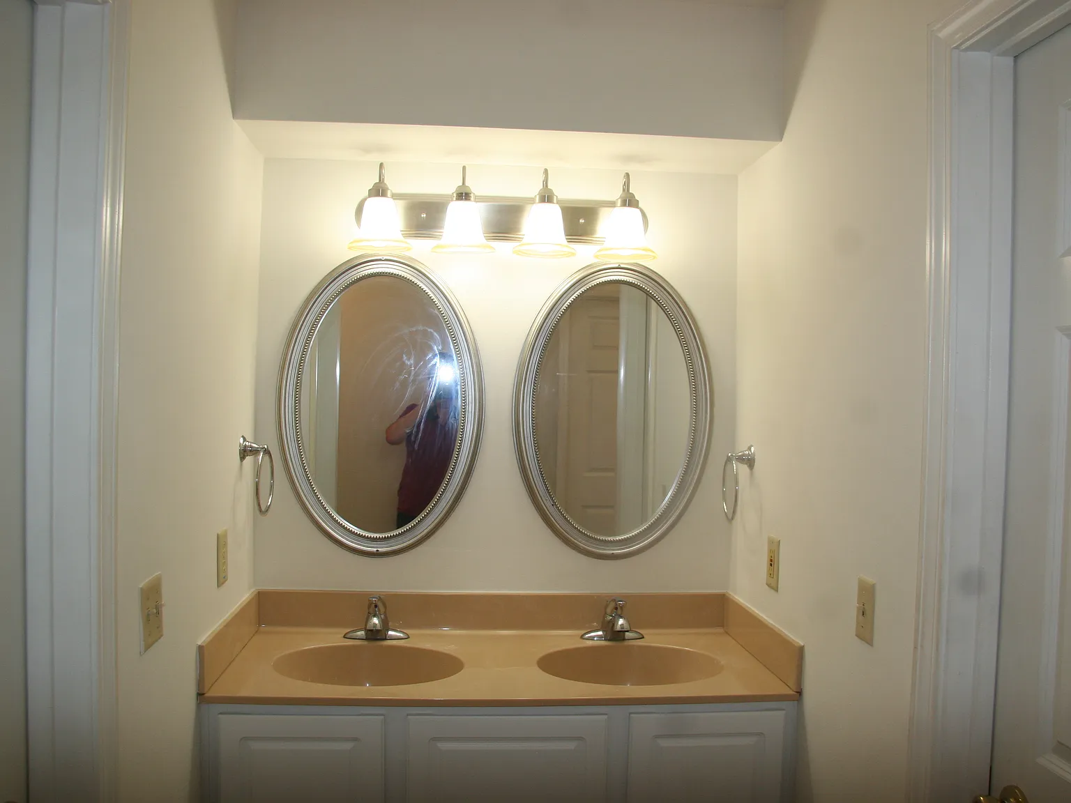 4 bed, 900 sqft, $3,400 — Photo 4
