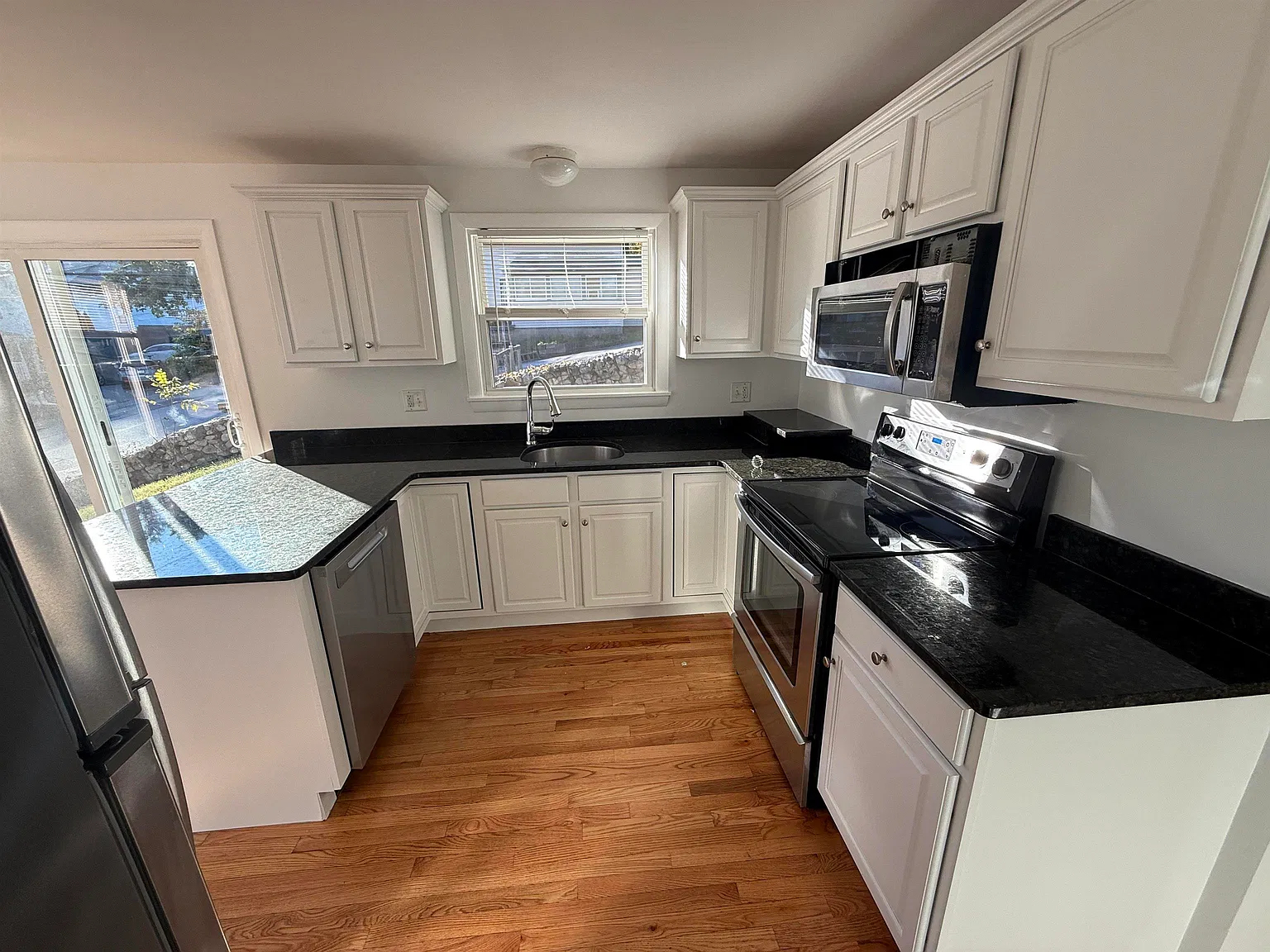 2 bed, 1.0 bath, 938 sqft, $2,500 — Photo 2