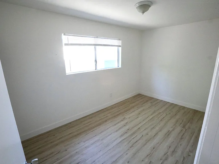 2527 Cedar Ave — Photo 10