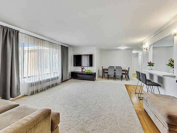 5th image of 2700 W Lunt Ave APT 402