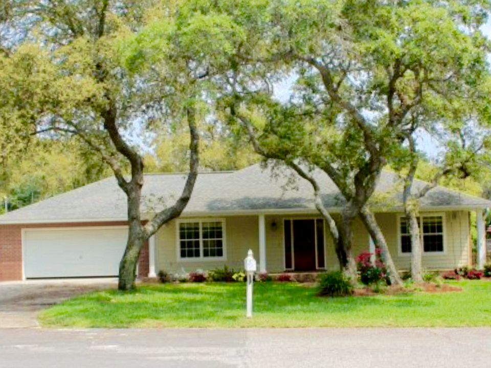 1st image of 426 Surrey Dr