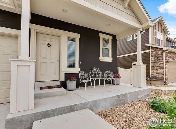 Spacious porch (chairs included)