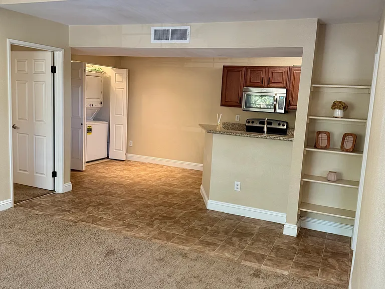 5122 S Jones Blvd #205 — Photo 2