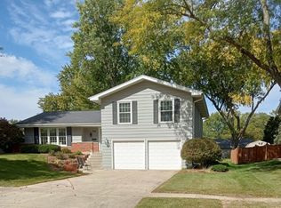 21W604 Monticello Rd, Glen Ellyn, IL 60137