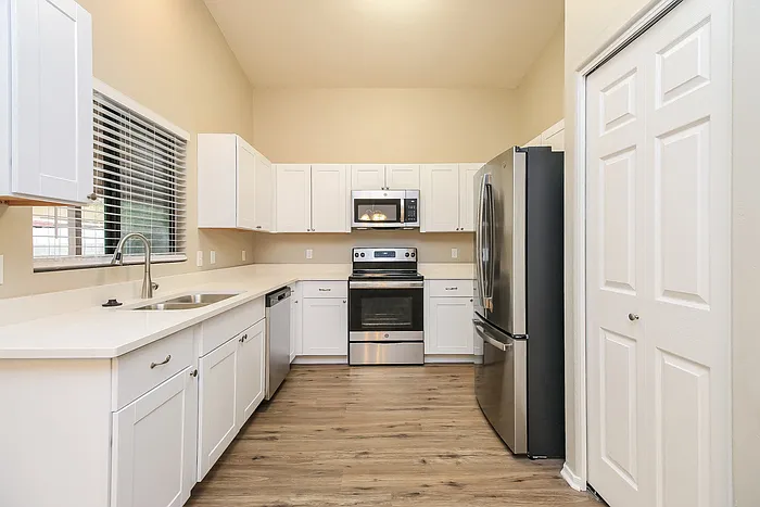 1610 W Houchin Way — Photo 7