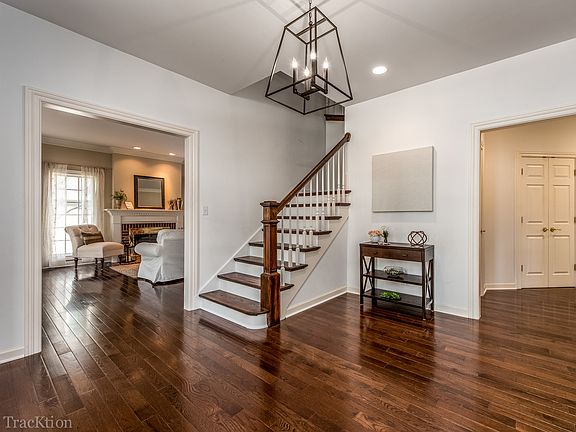 4th image of 810 Country Club Dr