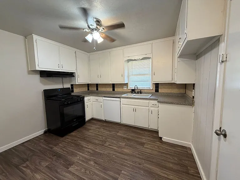 221 E Kerr Dr — Photo 10