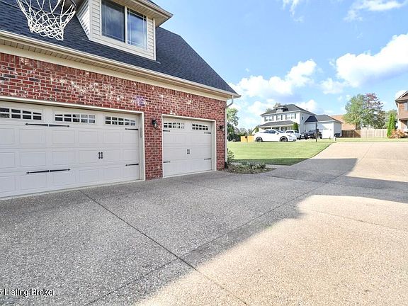 3rd image of 221 Willow Bend Ct