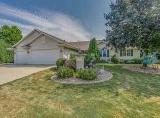 2660 Garden Meadows Ct, Green Bay, WI 54311