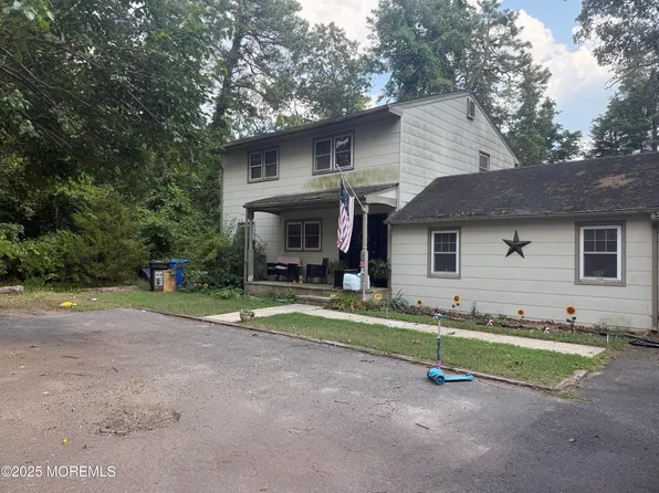 15 Lakeshore Drive, Lakehurst, NJ 08733