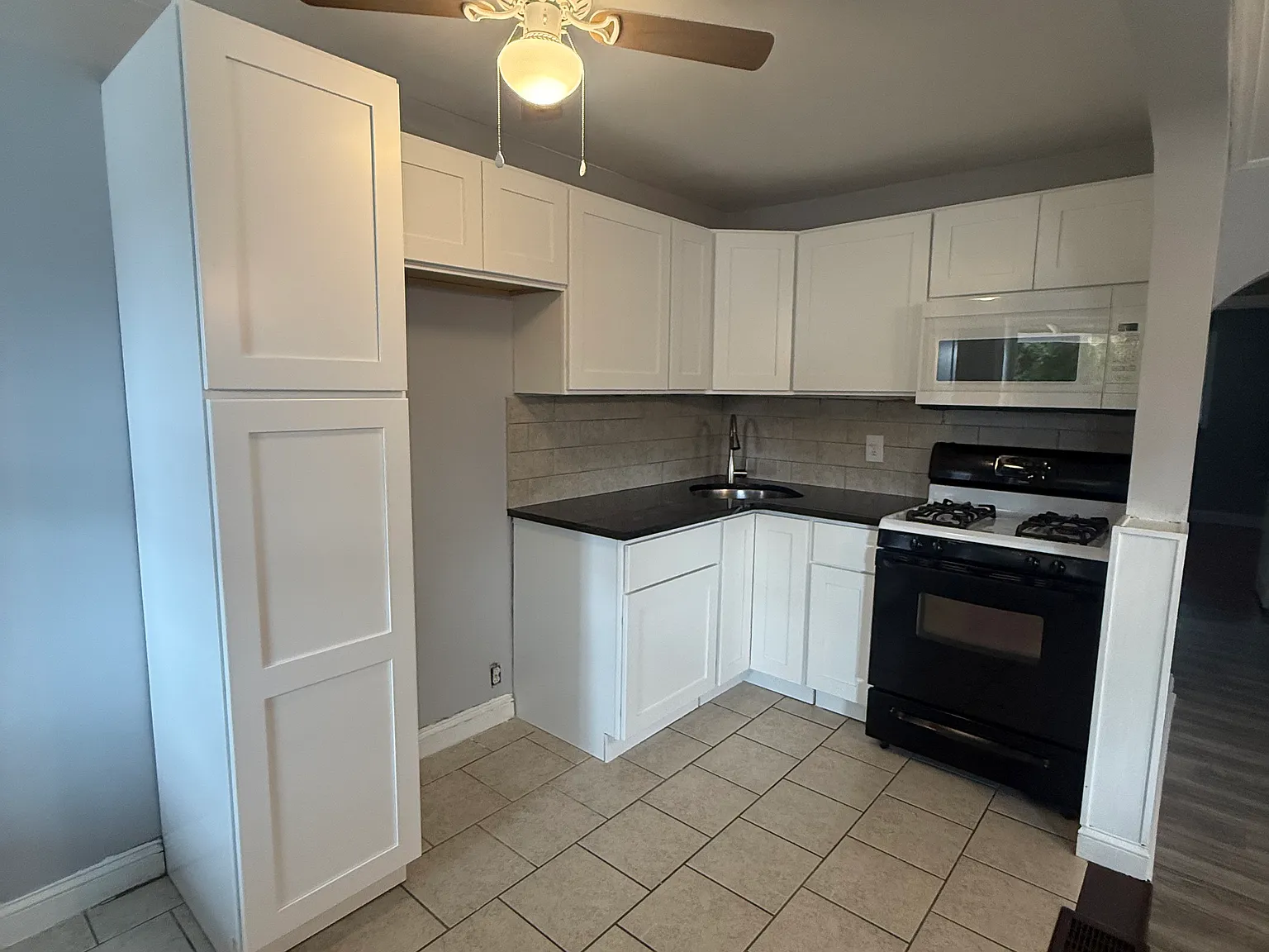 2 bed, 810 sqft, $2,000 — Photo 3