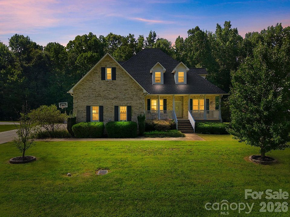 1st image of 421 De Lara Cir