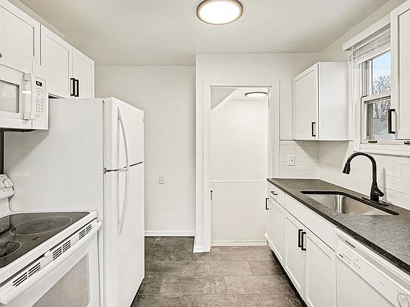 Bright with plenty of cabinet and countertop space!