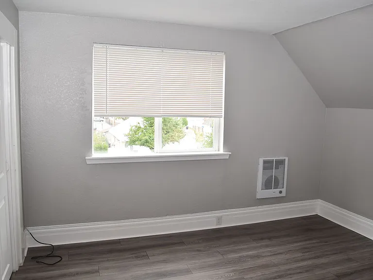 906 S J St — Photo 10