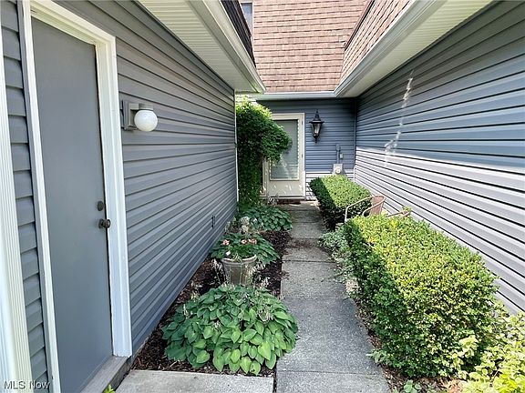 4th image of 19257 Briarwood Ln #4-2