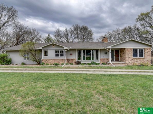 10032 Kings Dr, Omaha, NE 68142