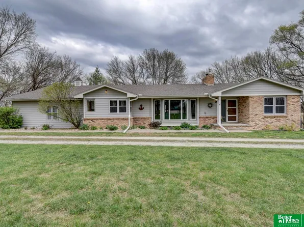 10032 Kings Dr, Omaha, NE 68142