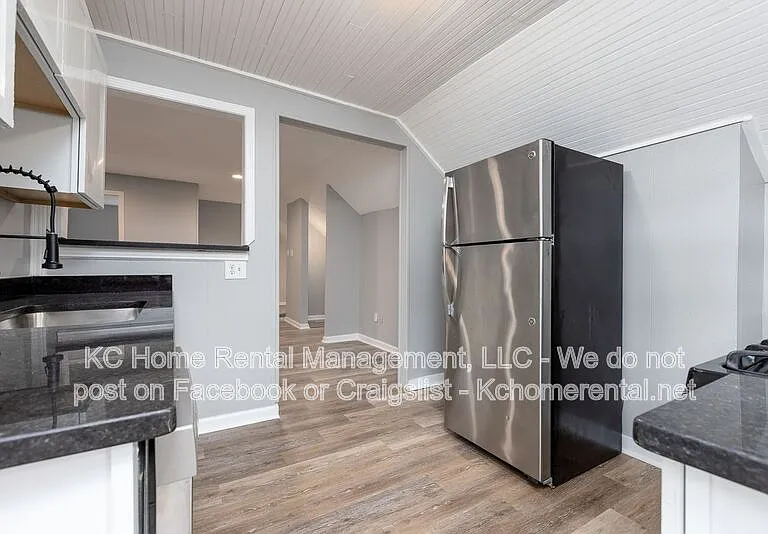 1111 W 44th St #B — Photo 9