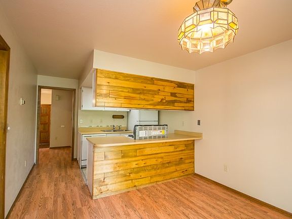 1538 MacArthur Drive Kitchen with breakfast bar