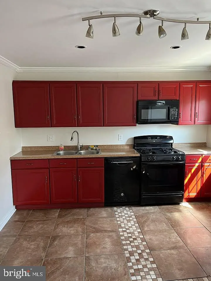 3 bed, 2.0 bath, 1811 sqft, $2,500 — Photo 3