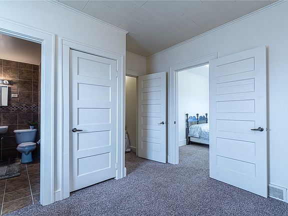 4th image of 309 1st Ave W