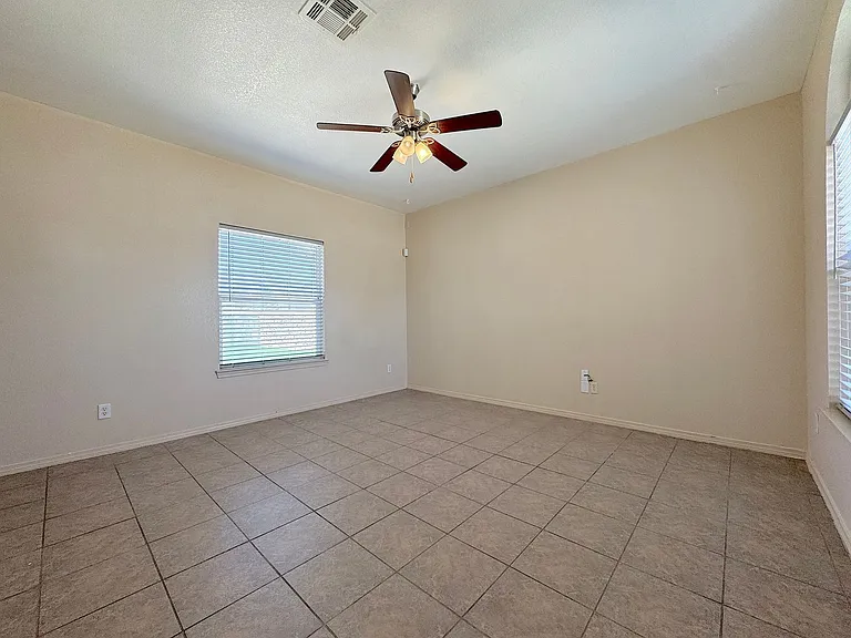 10421 Silvercloud Dr — Photo 3
