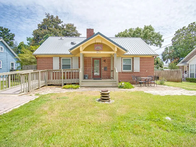 1613 E Jordan St — Photo 1