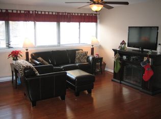 303 E Park Ave APT 4, Libertyville, IL 60048