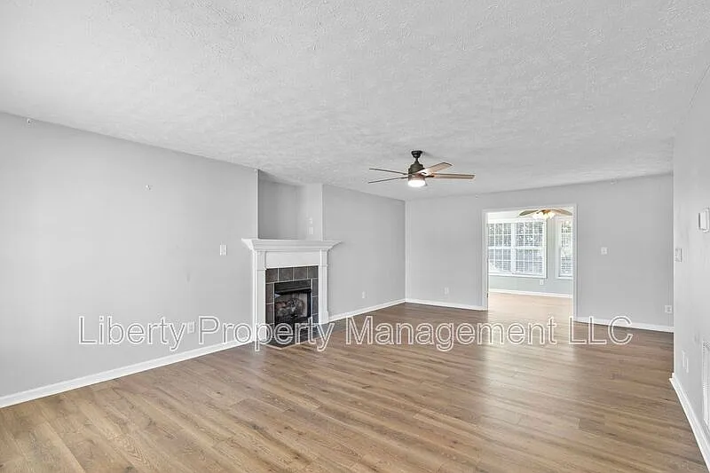 3 bed, 2.5 bath, 2201 sqft, $1,850 — Photo 4