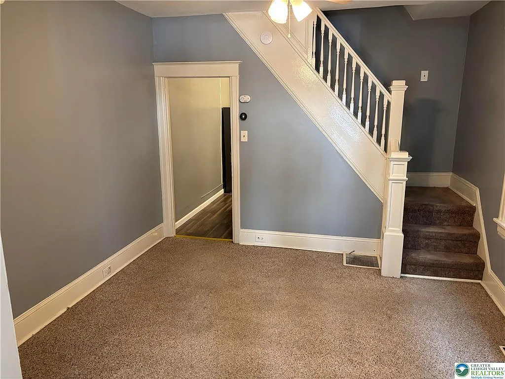 3 bed, 1.0 bath, 1213 sqft, $2,000 — Photo 4