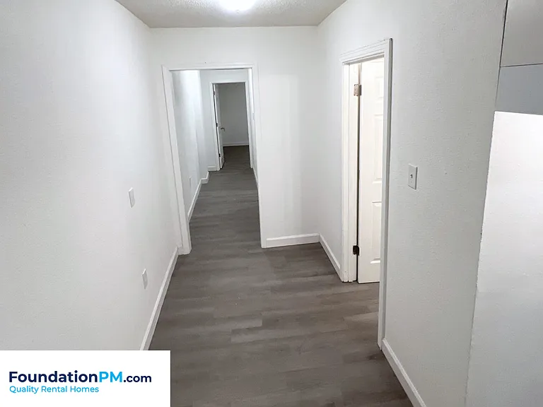 2773 Waverly Ave — Photo 9