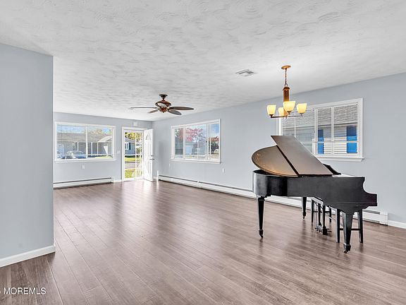 4th image of 160 Charlotteville Drive S
