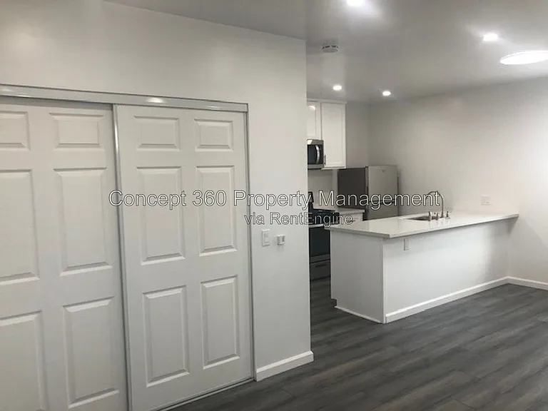 110 E Scott St — Photo 8
