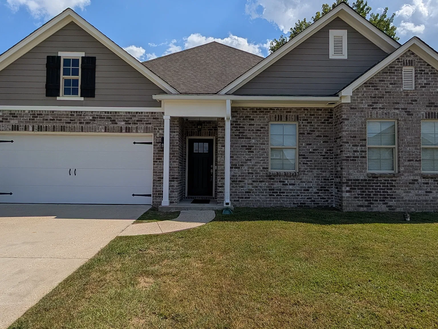 4 bed, 2419 sqft, $2,495 — Photo 2