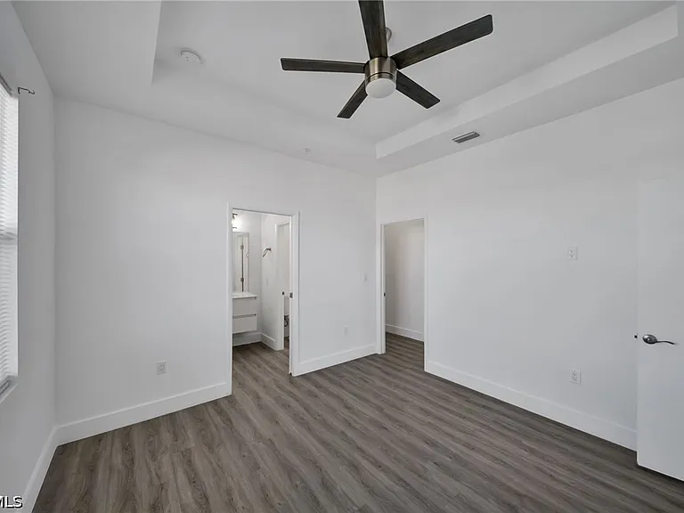 275 SW 4th St — Photo 3