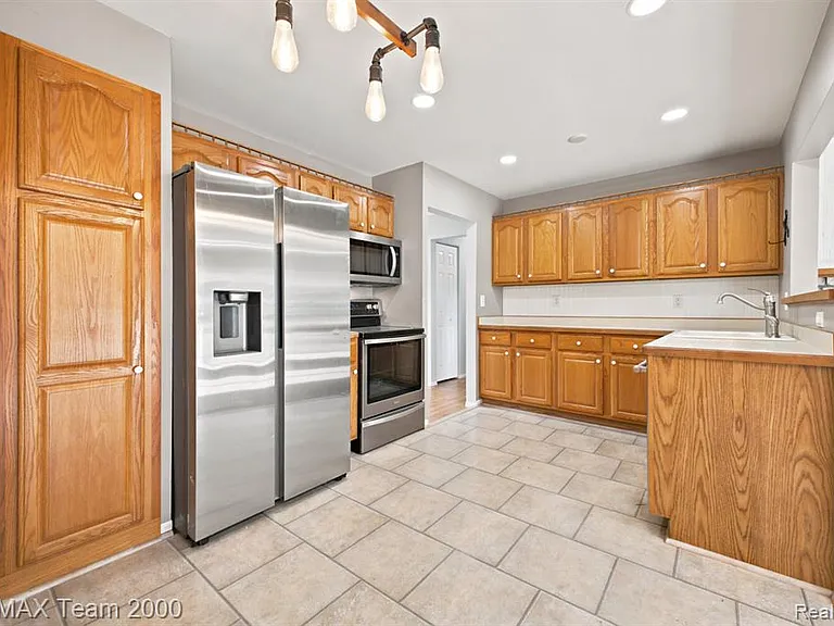 31906 Cambridge St — Photo 15