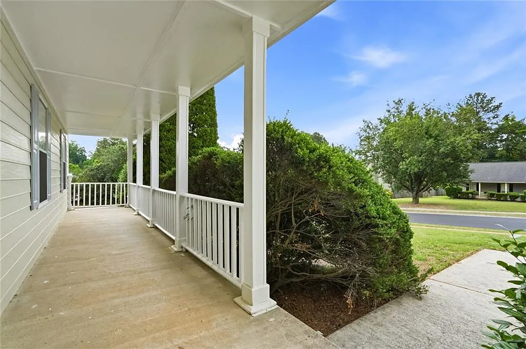 3 bed, 2.0 bath, 1736 sqft, $2,200 — Photo 2