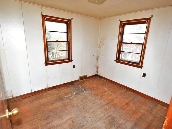 4th image of 1696 Jennings Ave