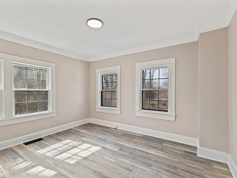 320 Lockerbie St — Photo 19