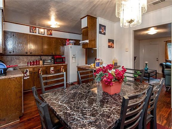 4th image of 3006 Lone Oak Dr