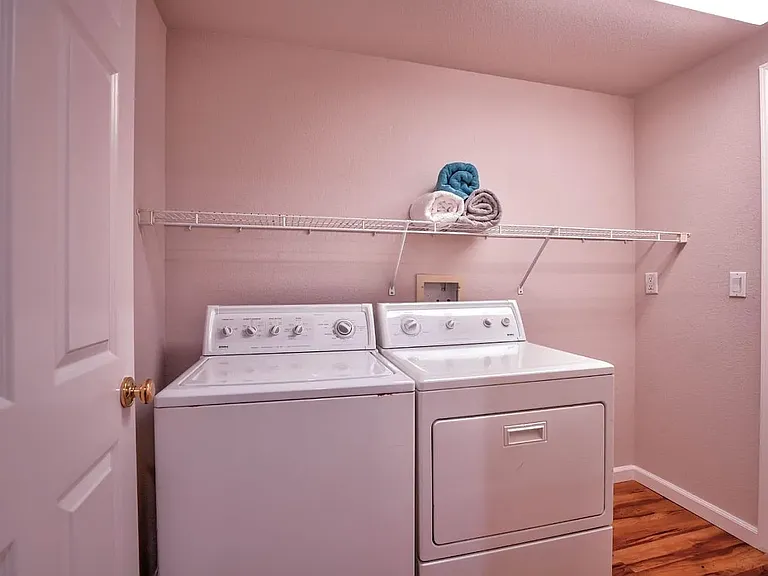 137 Huntington Ct — Photo 19