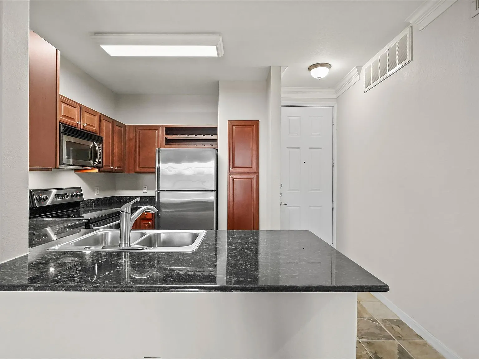 1 bed, 1.0 bath, 783 sqft, $1,345 — Photo 2