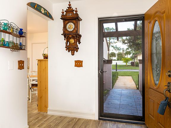 3rd image of 6144 Elsinore Cir