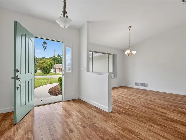 231 Wellington Dr — Photo 2