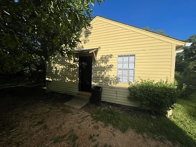824 Combs St — Photo 2