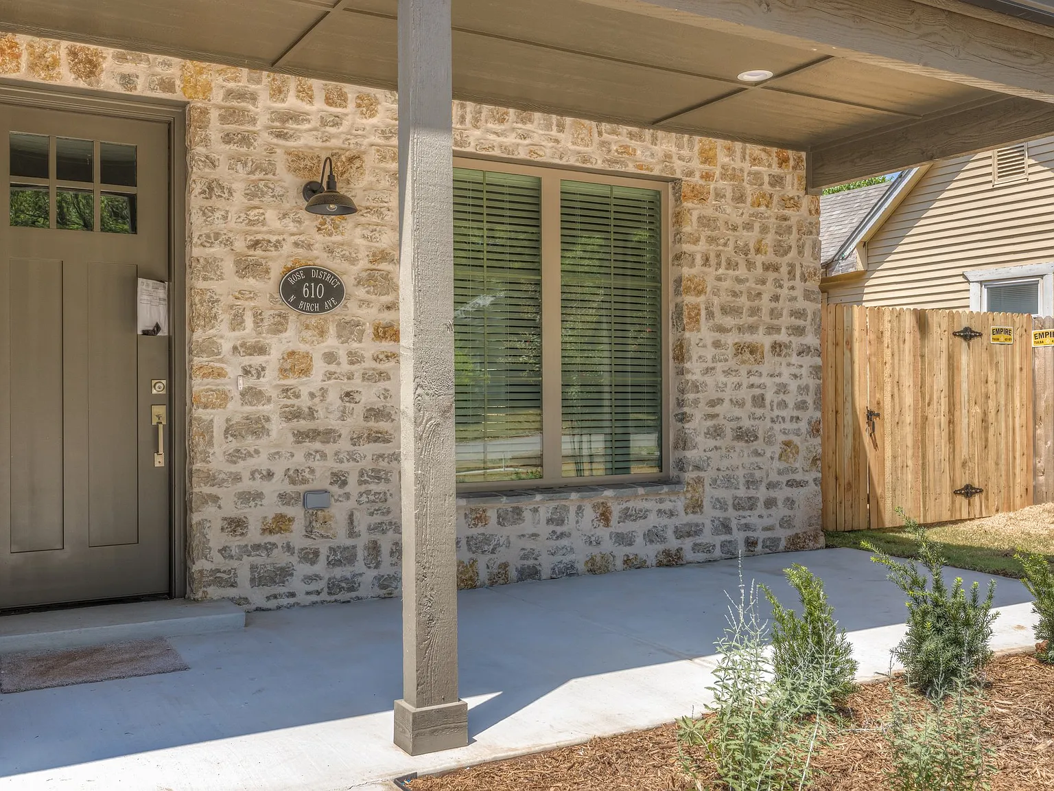 2 bed, 2.5 bath, 1646 sqft, $2,200 — Photo 3