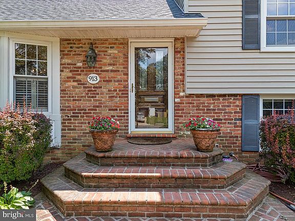2nd image of 913 Waynewood Blvd